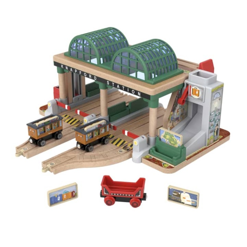 Thomas & Friends Wooden Railway Knapford Station Passenger Pickup Playset